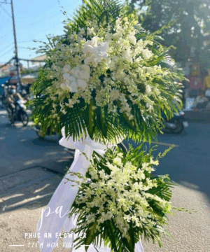 kệ hoa chia buồn lan trắng sang trọng trang nghiêm phong cách tự nhiên dùng trong tang lễ gửi lời phân ưu sâu sắc và thành kính