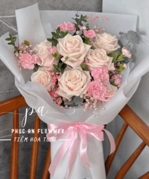 bó hoa hồng kem cẩm chướng hồng pastel, bó hoa sinh nhật hồng kem nhẹ nhàng, bó hoa hồng kem đẹp lãng mạn, hoa tặng người yêu dịu dàng, bó hoa tươi tông hồng pastel, bó hoa hồng kem sang trọng, bó hoa tươi đẹp nhẹ nhàng