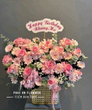 giỏ hoa sinh nhật đẹp, giỏ hoa hồng đào dịu dàng, giỏ hoa chúc mừng sinh nhật sang trọng, giỏ hoa tươi màu hồng nữ tính, giỏ hoa sinh nhật tinh tế, giỏ hoa hồng mềm mại, giỏ hoa tặng sinh nhật ý nghĩa, giỏ hoa tươi cao cấp
