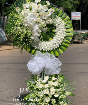 kệ hoa chia buồn vòng tròn lan hồ điệp trắng hoa hồng trắng trang nghiêm sang trọng phong cách hiện đại dùng trong tang lễ gửi lời kính viếng và phân ưu sâu sắc