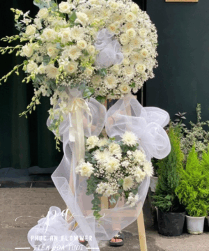 kệ hoa chia buồn vòng tròn hoa hồng trắng cúc trắng baby trắng phong cách trang nghiêm sang trọng dùng trong tang lễ gửi lời kính viếng và chia sẻ nỗi buồn cùng gia quyến