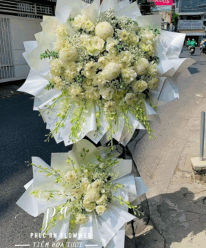 kệ hoa chia buồn tông trắng hoa hồng kem cúc mẫu đơn baby trắng thiết kế hiện đại trang nhã dùng trong tang lễ gửi lời kính viếng và chia sẻ sâu sắc cùng gia quyến