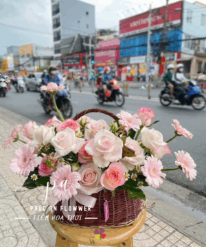 giỏ hoa hồng pastel đẹp, giỏ hoa tông hồng dịu dàng, giỏ hoa sinh nhật lãng mạn, giỏ hoa hồng pastel tinh tế, giỏ hoa tươi phong cách nhẹ nhàng, giỏ hoa tặng người thương, giỏ hoa hồng hồng ngọt ngào