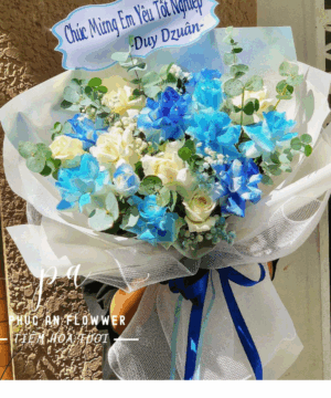 Bó hoa chúc mừng tốt nghiệp tông xanh, hoa tốt nghiệp sang trọng, hoa chúc mừng ra trường, hoa tặng bạn thân tốt nghiệp, hoa tone xanh trắng hiện đại, hoa kỷ niệm cột mốc quan trọng