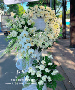 Kệ hoa chia buồn vòng tròn hoa trắng lan hồ điệp hai tầng trang nghiêm, thiết kế sang trọng phù hợp viếng tang lễ