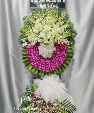 Kệ hoa chia buồn lan tím trắng hai tầng trang nghiêm, vòng hoa tròn truyền thống phù hợp viếng tang lễ