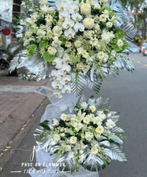 Kệ hoa chia buồn lan hồ điệp trắng hai tầng sang trọng, tông trắng thanh khiết phù hợp viếng tang lễ trang nghiêm