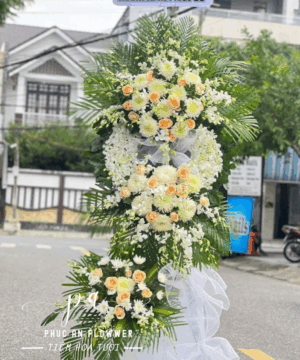 Kệ hoa chia buồn hai tầng hoa trắng phối hồng cam pastel, thiết kế trang nghiêm sang trọng phù hợp viếng tang lễ