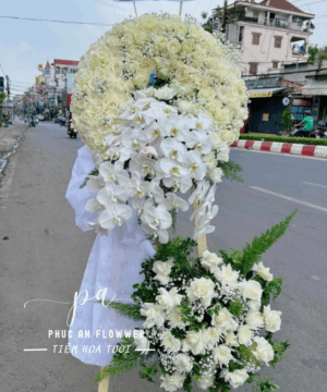 kệ hoa chia buồn hoa hồng trắng lan hồ điệp sang trọng trang nghiêm phong cách hiện đại dùng trong tang lễ gửi lời thành kính phân ưu sâu sắc và trang trọng
