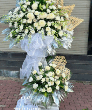 kệ hoa chia buồn hoa ly trắng cúc trắng hoa hồng kem thiết kế sang trọng trang nghiêm phong cách hiện đại dùng trong tang lễ gửi lời kính viếng và chia sẻ sâu sắc cùng gia quyến
