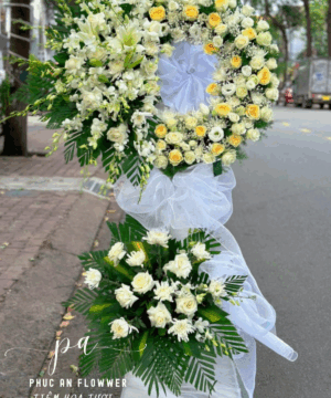 kệ hoa chia buồn vòng tròn hoa hồng kem hoa ly trắng trang nghiêm sang trọng dùng trong tang lễ gửi lời kính viếng