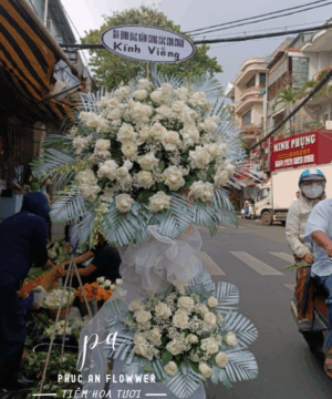 kệ hoa chia buồn hoa hồng trắng hoa baby trắng trang nghiêm sang trọng dùng trong tang lễ gửi lời kính viếng và chia buồn sâu sắc