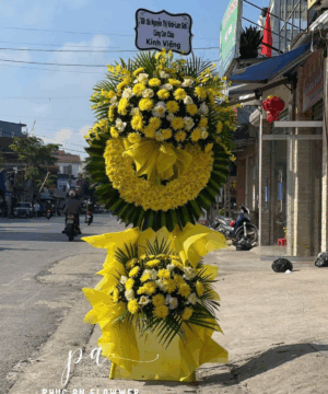 kệ hoa chia buồn vòng tròn hoa cúc vàng hoa hồng kem trang nghiêm sang trọng dùng trong tang lễ gửi lời kính viếng và chia buồn sâu sắc