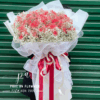 Bó hoa baby trắng phối hồng phấn dáng tròn lớn, gói voan trắng và ruy băng đỏ nổi bật, hoa tặng sinh nhật kỷ niệm lãng mạn tinh tế