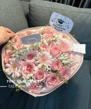 Bó hoa chúc mừng tốt nghiệp hoa hồng pastel kết hợp cúc đồng tiền và baby trắng, thiết kế tròn sang trọng, hoa tặng lễ ra trường ý nghĩa và tinh tế