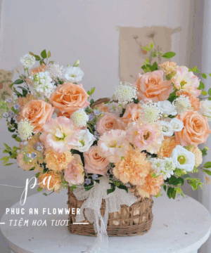giỏ hoa hồng cam pastel đẹp, giỏ hoa sinh nhật nhẹ nhàng, giỏ hoa tươi phong cách vintage, hoa chúc mừng thanh lịch, giỏ hoa cam đào tinh tế, hoa tặng sinh nhật đẹp, giỏ hoa tươi sang trọng nhẹ nhàng