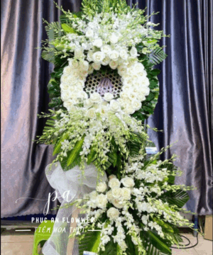 kệ hoa chia buồn vòng tròn hoa hồng trắng lan trắng sang trọng trang nghiêm phong cách hiện đại dùng trong tang lễ gửi lời kính viếng và phân ưu sâu sắc
