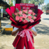 Bó hoa hồng sinh nhật tông đỏ hồng, hoa baby trắng trang trí, bouquet chúc mừng tuổi mới ngọt ngào, hoa tặng sinh nhật nổi bật và sang trọng