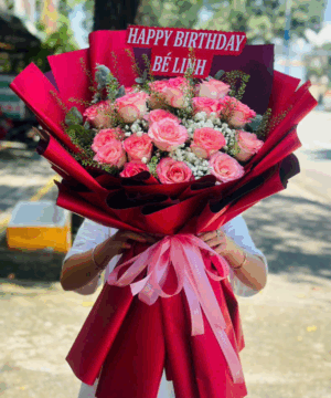 Bó hoa hồng sinh nhật tông đỏ hồng, hoa baby trắng trang trí, bouquet chúc mừng tuổi mới ngọt ngào, hoa tặng sinh nhật nổi bật và sang trọng