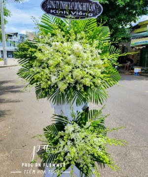 Kệ hoa chia buồn lan dendro trắng hai tầng, hoa tang lễ tông trắng trang nghiêm, kệ hoa viếng đám tang thiết kế sang trọng, hoa chia buồn cao cấp giao nhanh tận nơi