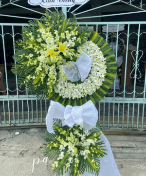 kệ hoa chia buồn vòng tròn hoa lan trắng hoa ly vàng trang nghiêm thanh lịch dùng trong tang lễ gửi lời kính viếng và chia buồn sâu sắc