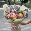 Bó hoa hồng pastel mix hoa tím và vàng kem, hoa sinh nhật tone nhẹ nhàng, bó hoa tặng người yêu phong cách hiện đại, hoa tươi phối màu thanh lịch sang trọng
