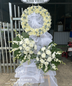 kệ hoa chia buồn vòng hoa hồng kem cúc trắng trang nghiêm thanh lịch dùng trong tang lễ gửi lời kính viếng và chia buồn sâu sắc