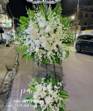 kệ hoa chia buồn hoa hồng trắng lan trắng sang trọng trang nghiêm phong cách tự nhiên dùng trong tang lễ gửi lời kính viếng và phân ưu chân thành