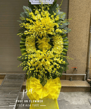 kệ hoa chia buồn lan vàng hoa ly vàng vòng hoa tang lễ trang nghiêm sang trọng gửi lời kính viếng và chia buồn sâu sắc