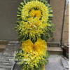 kệ hoa chia buồn lan vàng hoa ly vàng hoa hồng vàng vòng hoa tang lễ trang nghiêm sang trọng dùng kính viếng và chia buồn sâu sắc