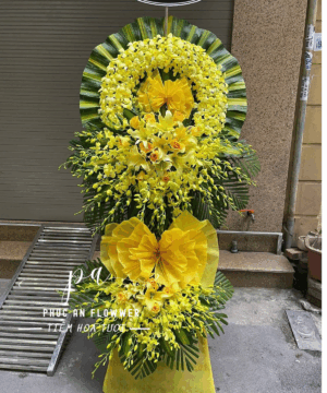 kệ hoa chia buồn lan vàng hoa ly vàng hoa hồng vàng vòng hoa tang lễ trang nghiêm sang trọng dùng kính viếng và chia buồn sâu sắc