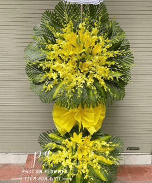 Kệ hoa chia buồn lan mokara vàng hai tầng, hoa ly vàng viếng tang lễ, kệ hoa tang tông vàng trang nghiêm sang trọng, hoa chia buồn cao cấp giao nhanh tận nơi