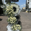 Kệ hoa chia buồn tông trắng, vòng hoa tang lễ hoa hồng trắng, kệ hoa viếng trang nghiêm cao cấp, hoa chia buồn hai tầng giao nhanh tận nơi