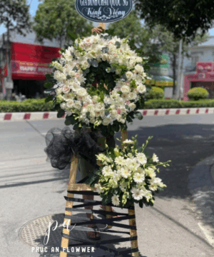 kệ hoa chia buồn vòng tròn hoa hồng trắng cúc trắng trang nghiêm sang trọng phong cách tự nhiên dùng trong tang lễ gửi lời kính viếng và phân ưu chân thành