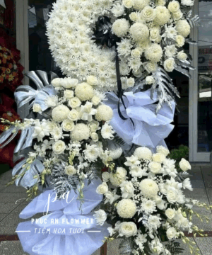 Kệ hoa chia buồn trắng cao cấp, vòng hoa tang lễ tông trắng sang trọng, kệ hoa viếng hình tròn hiện đại, hoa đám tang thiết kế trang nghiêm tinh tế, vòng hoa chia buồn cao cấp tone trắng thanh khiết