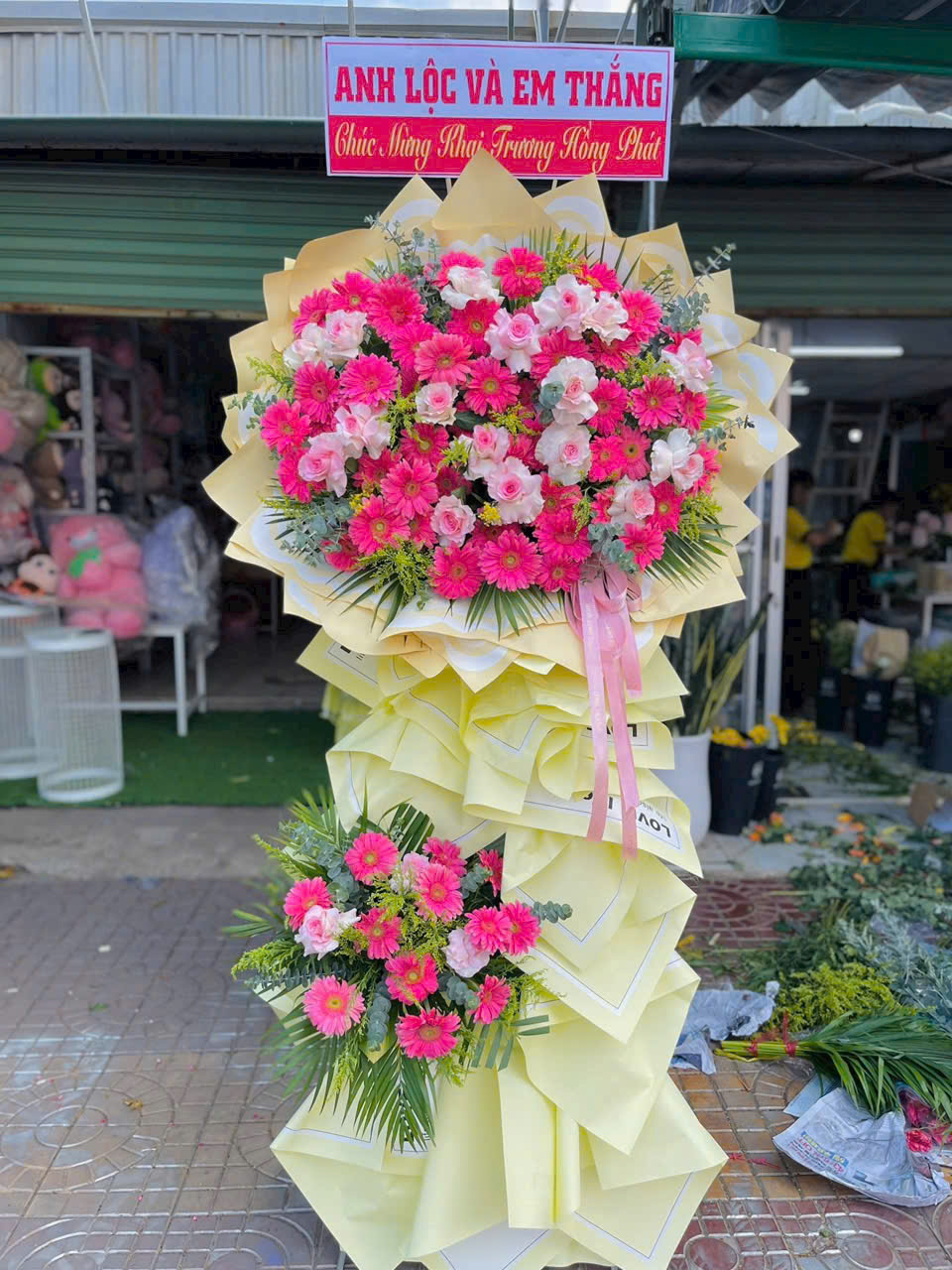 kệ hoa chúc mừng tại shop hoa tươi Phú Nhuận