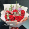 Bó hoa hồng đỏ phối hoa tím lãng mạn