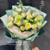 Bó hoa hồng vàng kem phối cát tường xanh và giấy gói xanh pastel