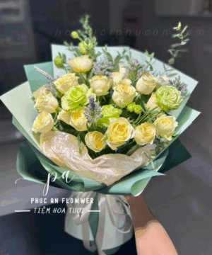 Bó hoa hồng vàng kem phối cát tường xanh và giấy gói xanh pastel