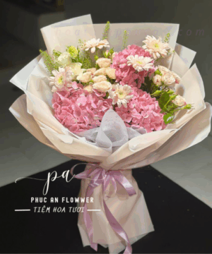 Bó hoa cẩm tú cầu hồng phối hoa hồng kem và đồng tiền pastel