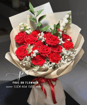 Bó hoa hồng đỏ phối cẩm chướng và baby trắng lãng mạn