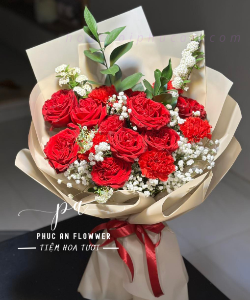 Bó hoa hồng đỏ phối cẩm chướng và baby trắng lãng mạn