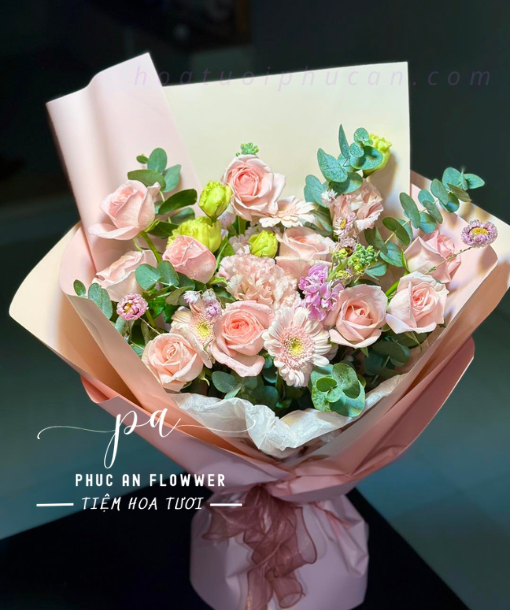 Bó hoa hồng pastel phối cát tường và lá bạc đẹp