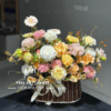 Giỏ hoa pastel phối mao lương trắng và cẩm chướng vàng kem