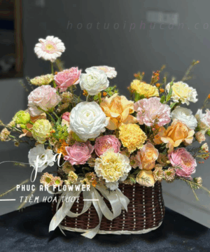 Giỏ hoa pastel phối mao lương trắng và cẩm chướng vàng kem