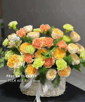 Giỏ hoa hồng vàng kem phối cẩm chướng cam và xanh đẹp