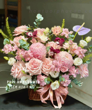 Giỏ hoa hồng pastel phối lan tím và cúc hồng sang trọng