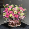 Giỏ hoa hồng pastel phối cẩm chướng và hoa cánh bướm đẹp