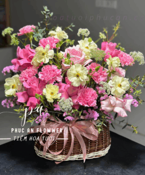 Giỏ hoa hồng pastel phối cẩm chướng và hoa cánh bướm đẹp
