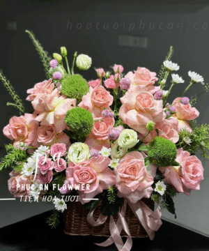 Giỏ hoa hồng pastel phối cát tường và cúc mẫu đơn xanh